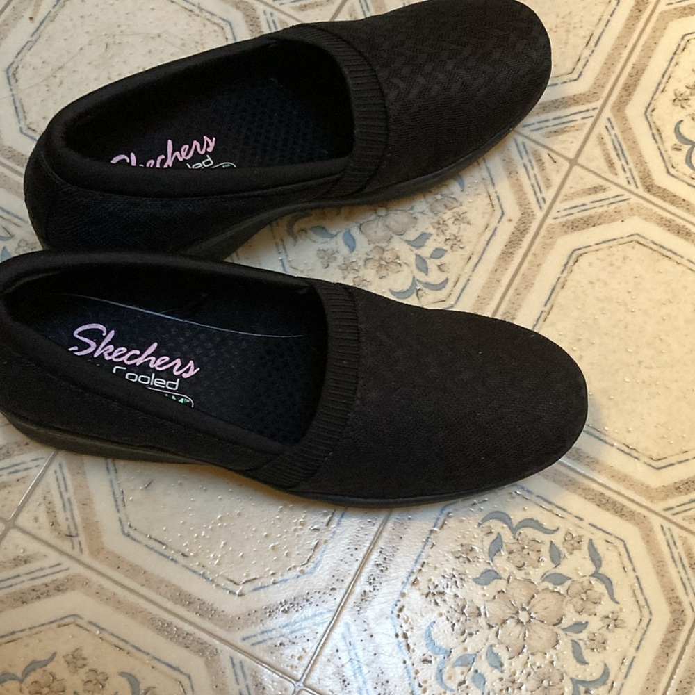 Skechers size 9N black with Air-Cooled Memory Foam
